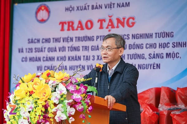 Hội Xuất bản trao quà 'Xuân yêu thương' tới học sinh khó khăn